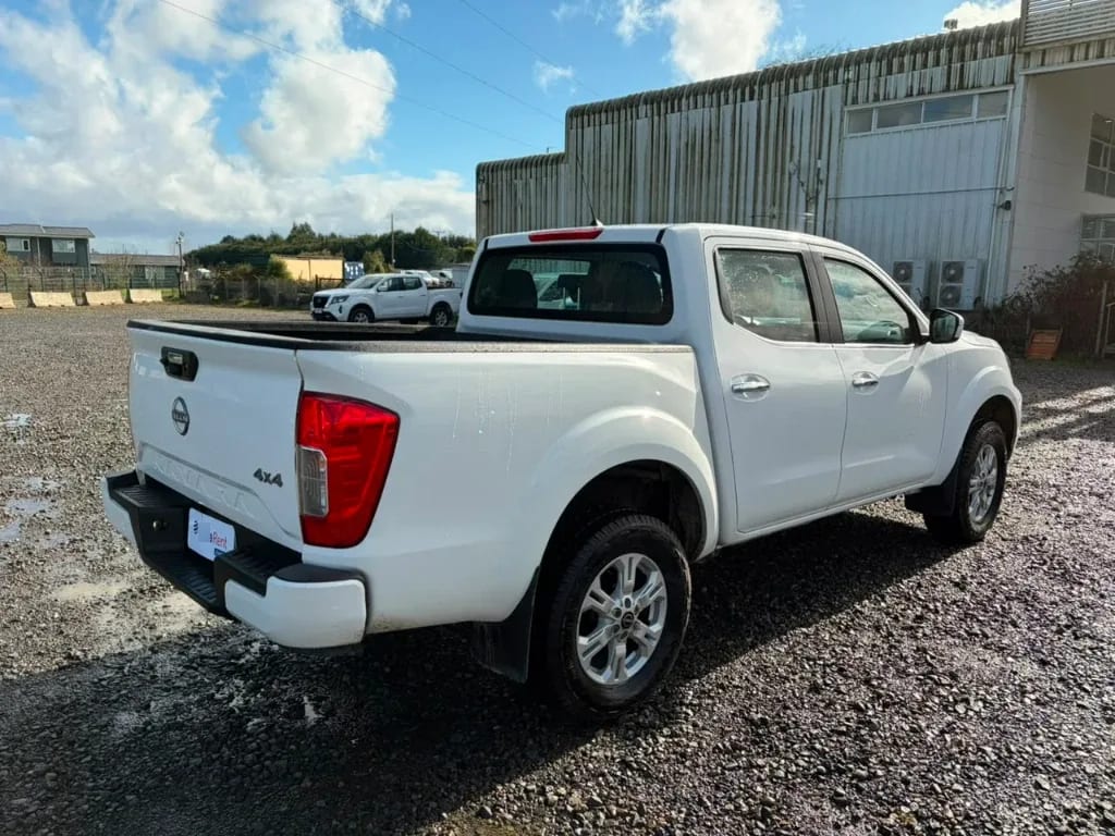 Nissan Navara D Cab 4x4 2.3 At año 2023
