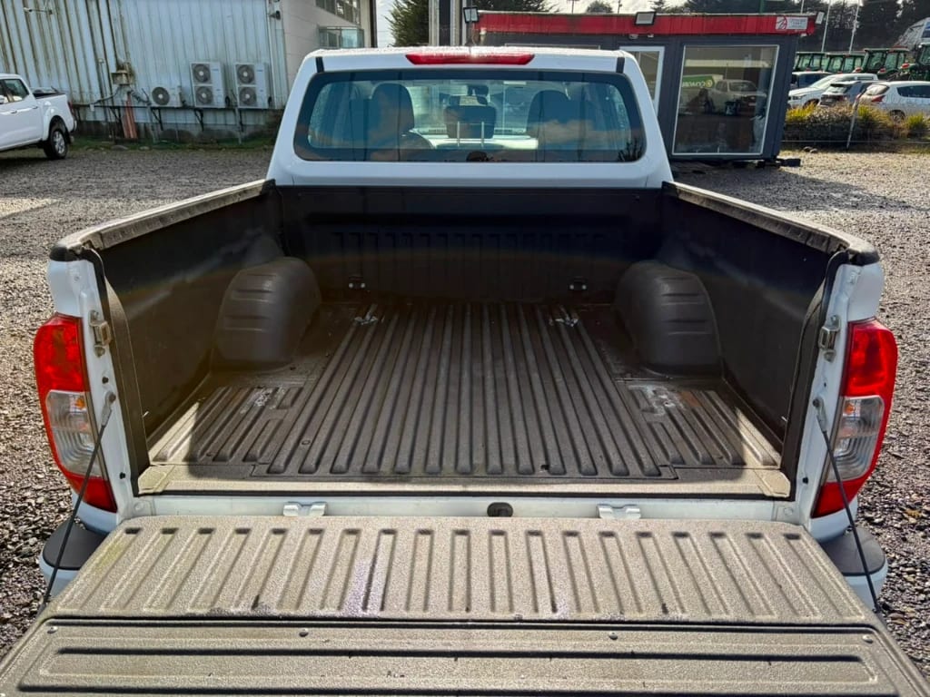 Nissan Navara D Cab 4x4 2.3 At año 2023