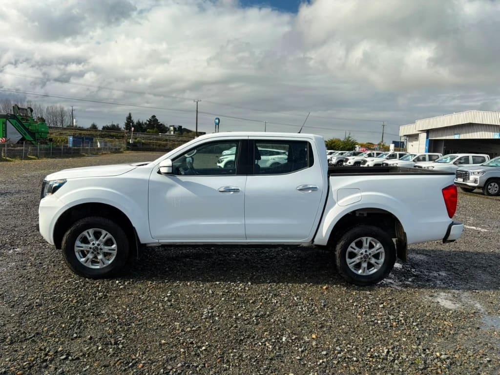 Nissan Navara D Cab 4x4 2.3 At año 2023