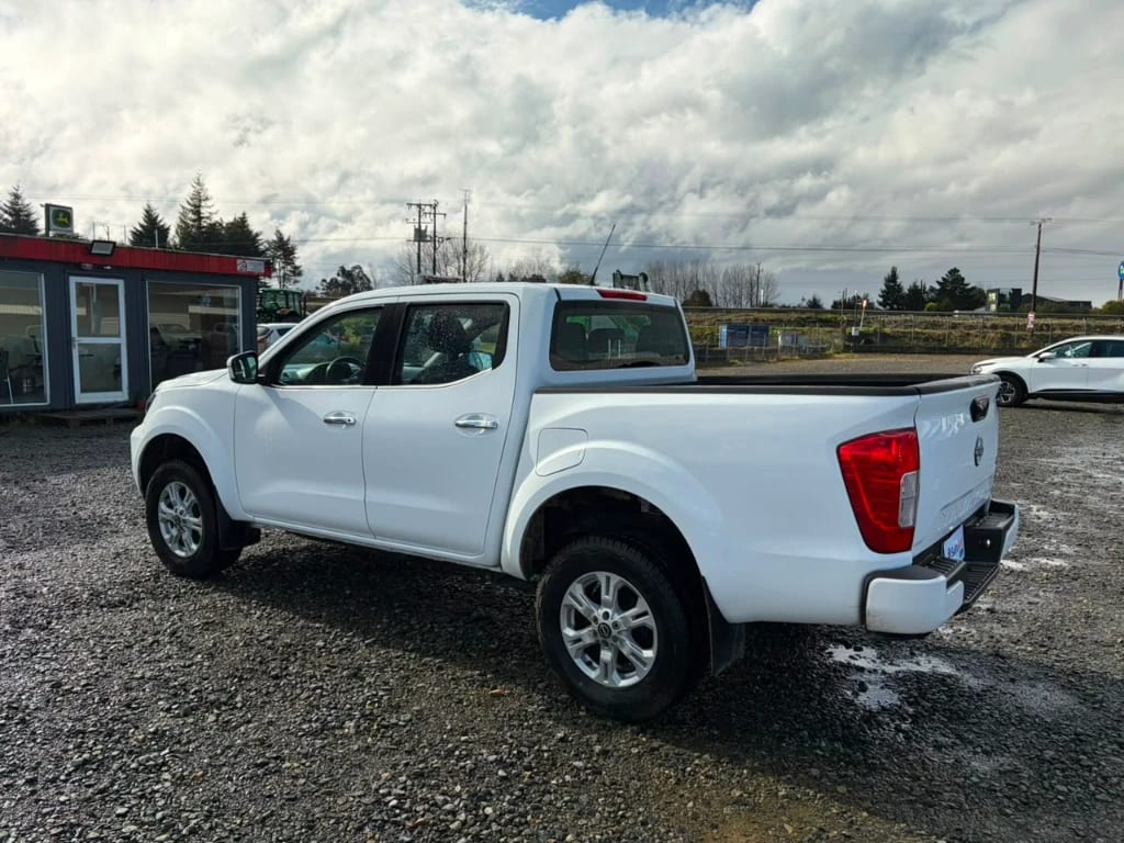 Nissan Navara D Cab 4x4 2.3 At año 2023