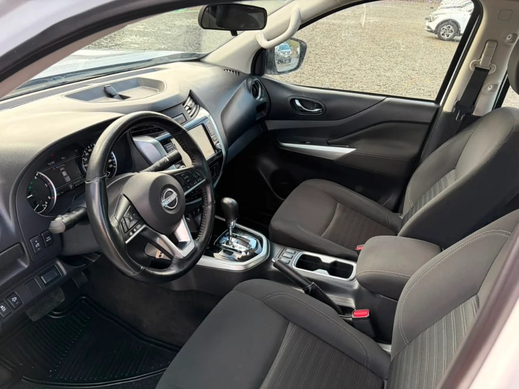 Nissan Navara D Cab 4x4 2.3 At año 2023