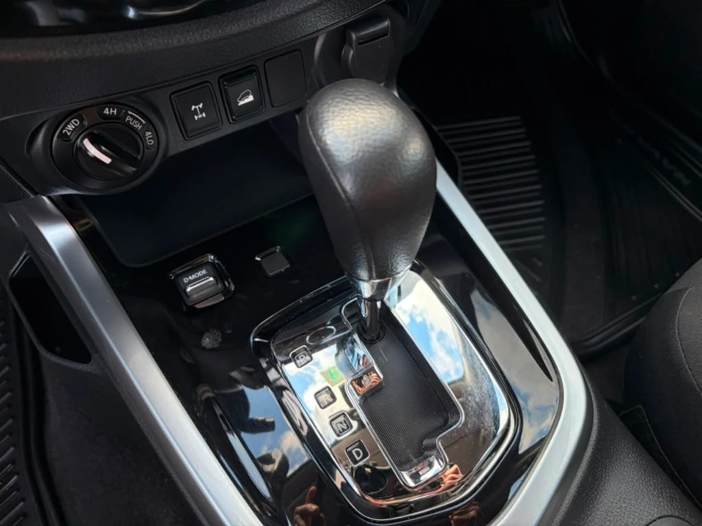 Nissan Navara D Cab 4x4 2.3 At año 2023