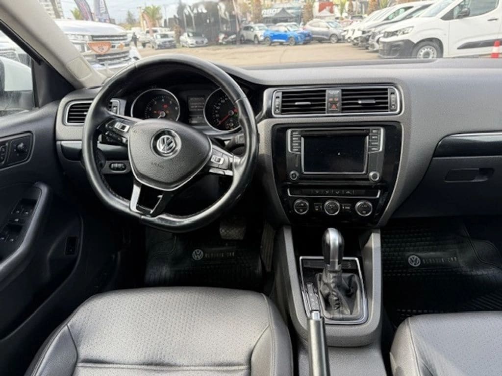 Volkswagen Bora 1.4 Luxury 4x2 At 4p año 2016