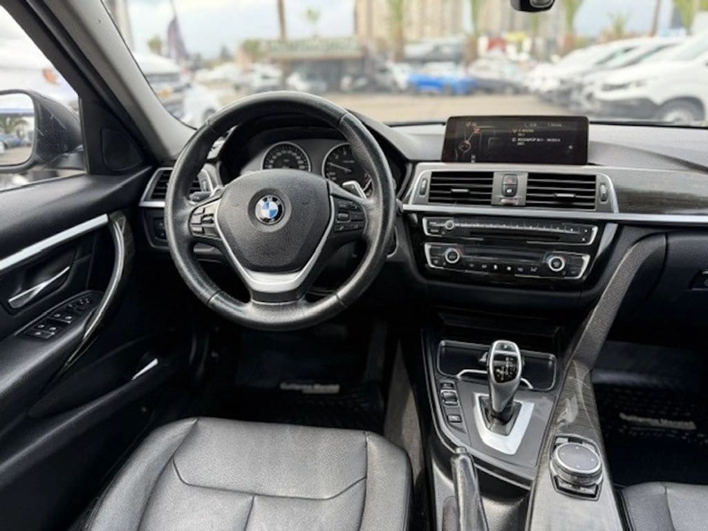 BMW 330 2.0 Lci Luxury 4x2 At 4p año 2017