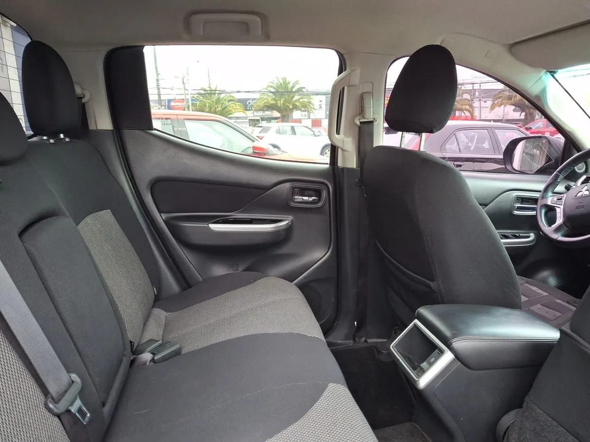 Mitsubishi L200 2.4 Dakar Crs Diesel Dob. Cab. 4x4 At 4p año 2021