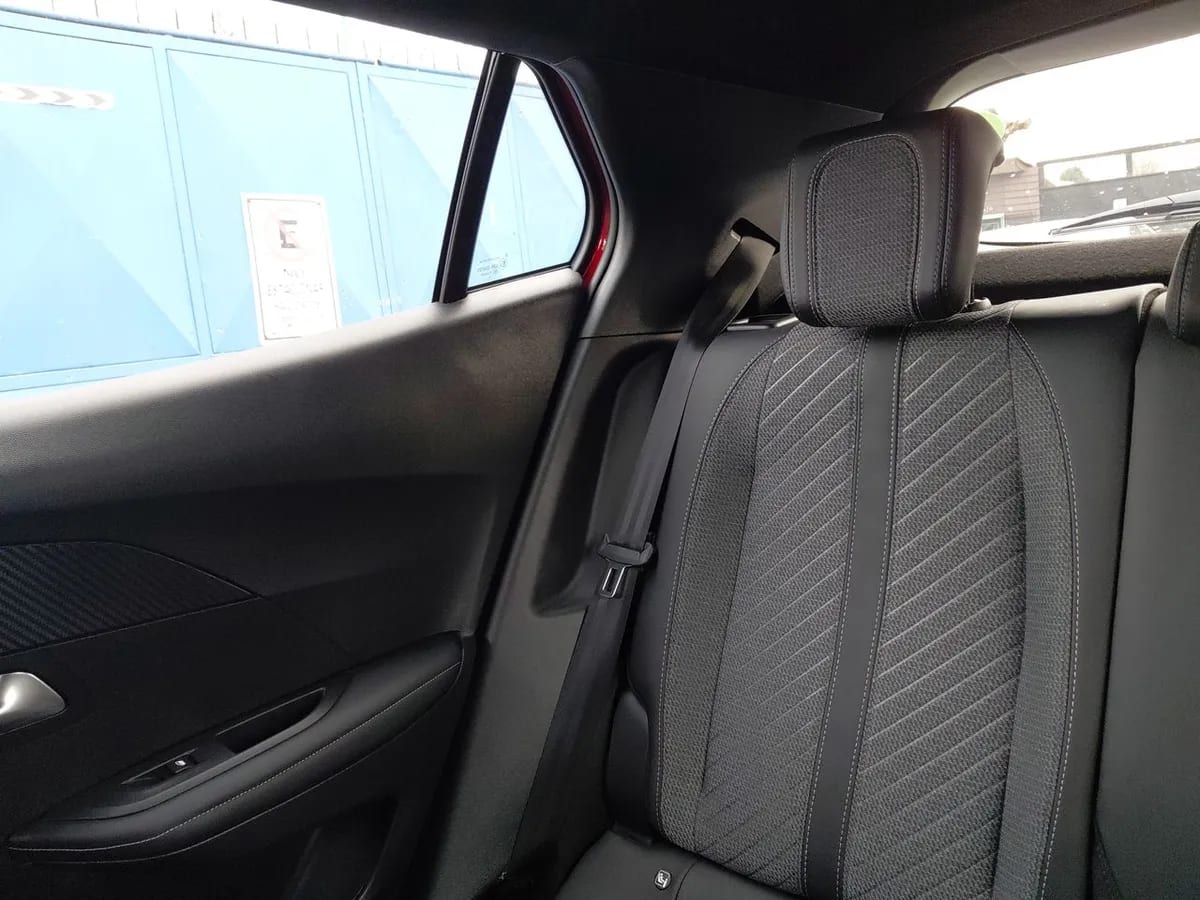 Peugeot 2008 1.2 Mca Allure Mhev 136hp 4x2 At 5p año 2026
