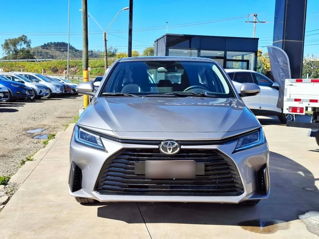 Toyota Yaris 1.5 E 4x2 Sdn Cvt At 4p año 2026