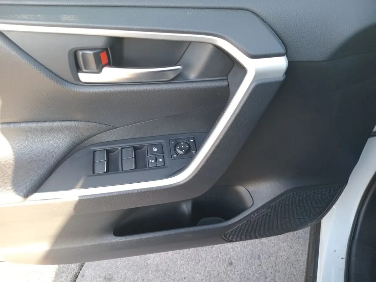 Toyota Rav 4 2.0 Xle 4x2 Cvt At 5p año 2024