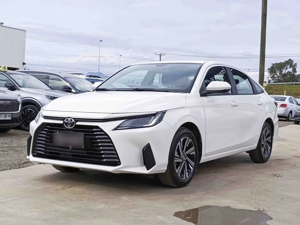 Toyota Yaris 1.5 E 4x2 Sdn Mt 4p año 2026