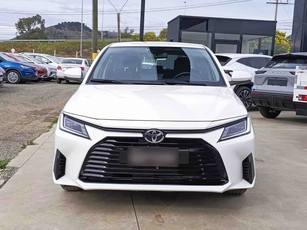 Toyota Yaris 1.5 E 4x2 Sdn Mt 4p año 2026