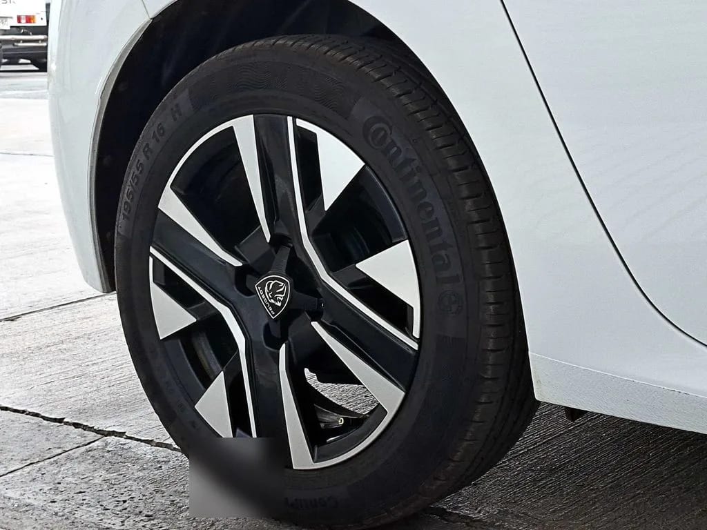 Peugeot 208 Puretech 4x2 1.2 año 2025