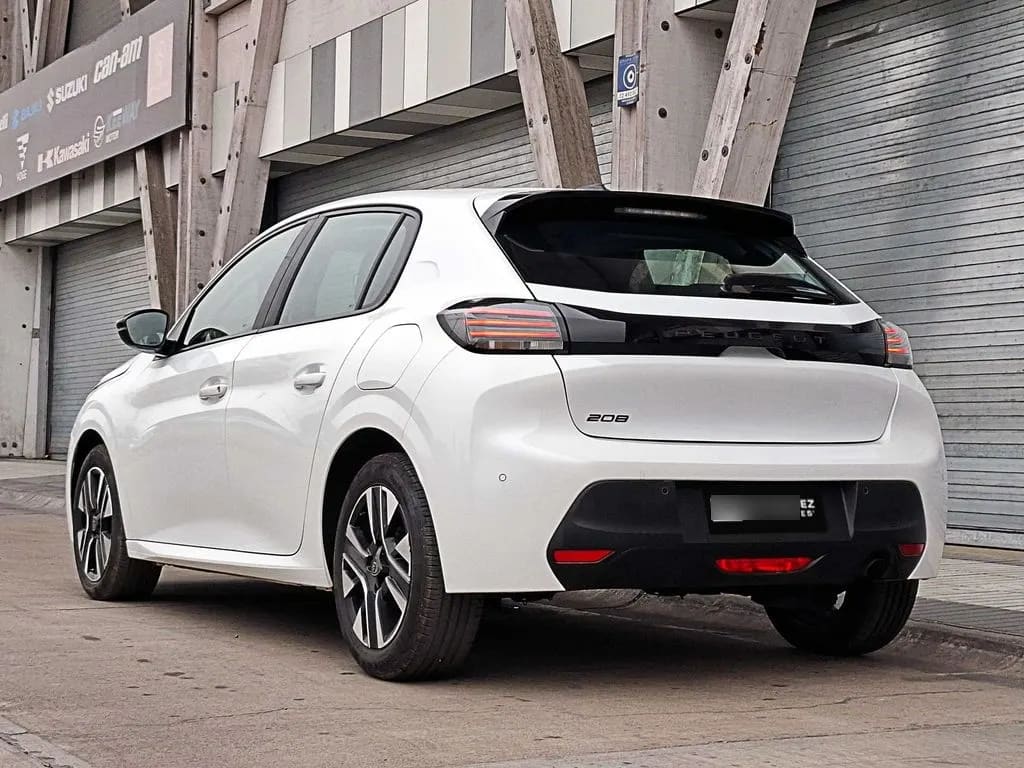 Peugeot 208 Puretech 4x2 1.2 año 2025