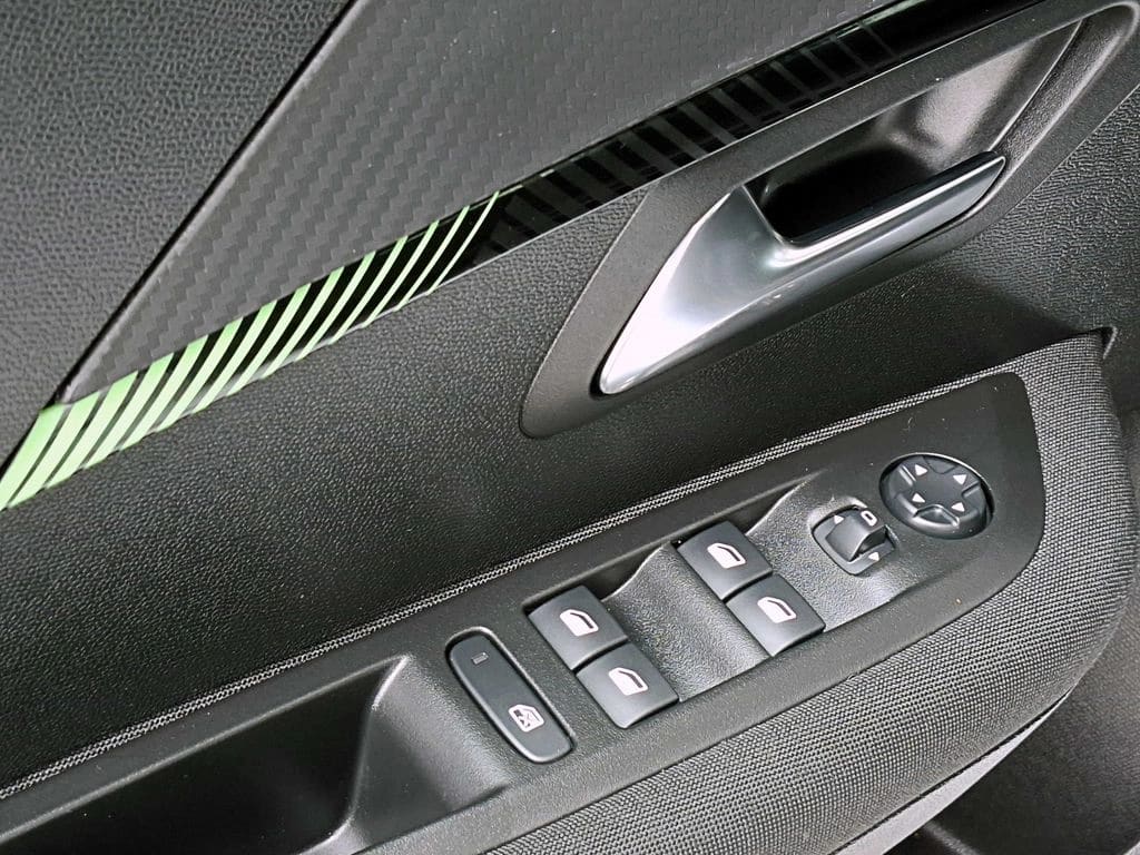 Peugeot 208 Puretech 4x2 1.2 año 2025