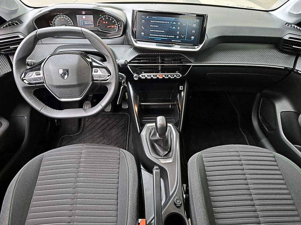 Peugeot 208 Puretech 4x2 1.2 año 2025