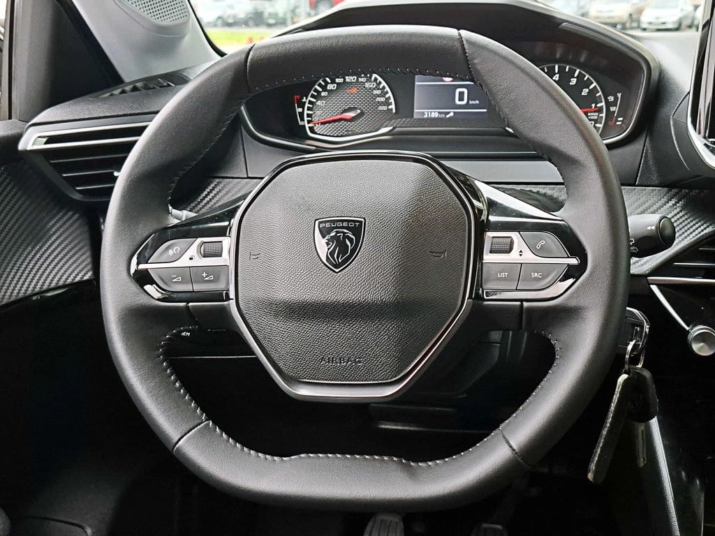 Peugeot 208 Puretech 4x2 1.2 año 2025