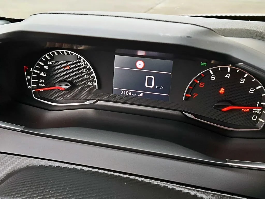 Peugeot 208 Puretech 4x2 1.2 año 2025