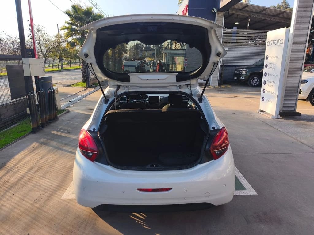 Peugeot 208 Signature 1.2 Mt Hb Pure Tech año 2020