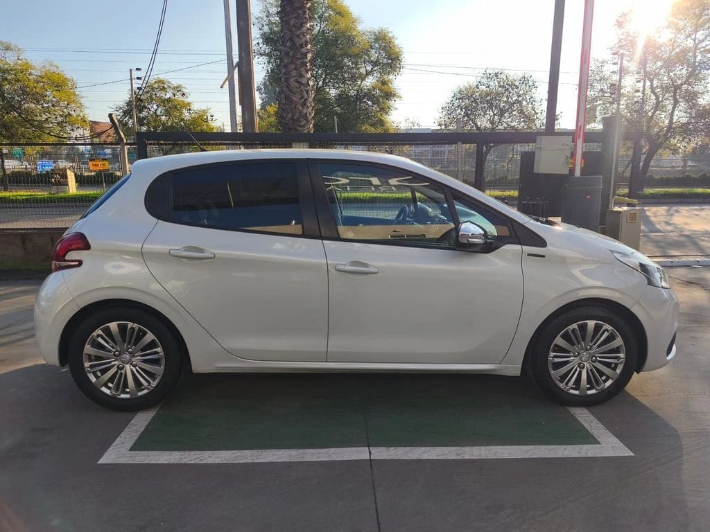 Peugeot 208 Signature 1.2 Mt Hb Pure Tech año 2020