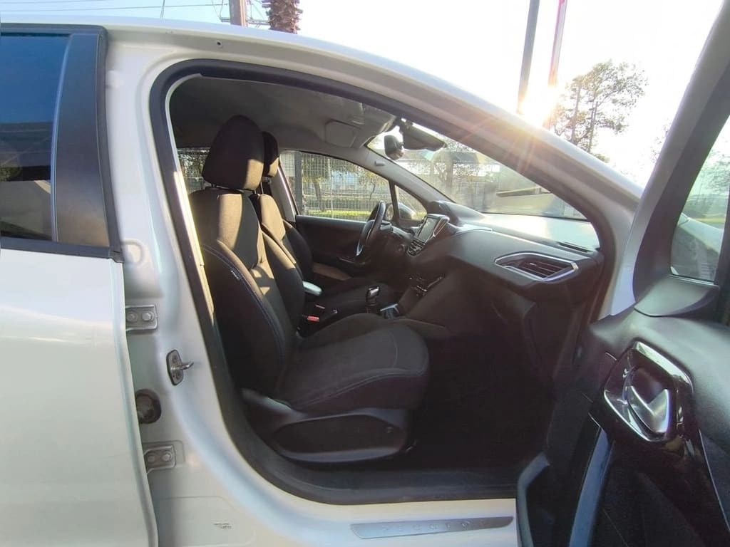 Peugeot 208 Signature 1.2 Mt Hb Pure Tech año 2020