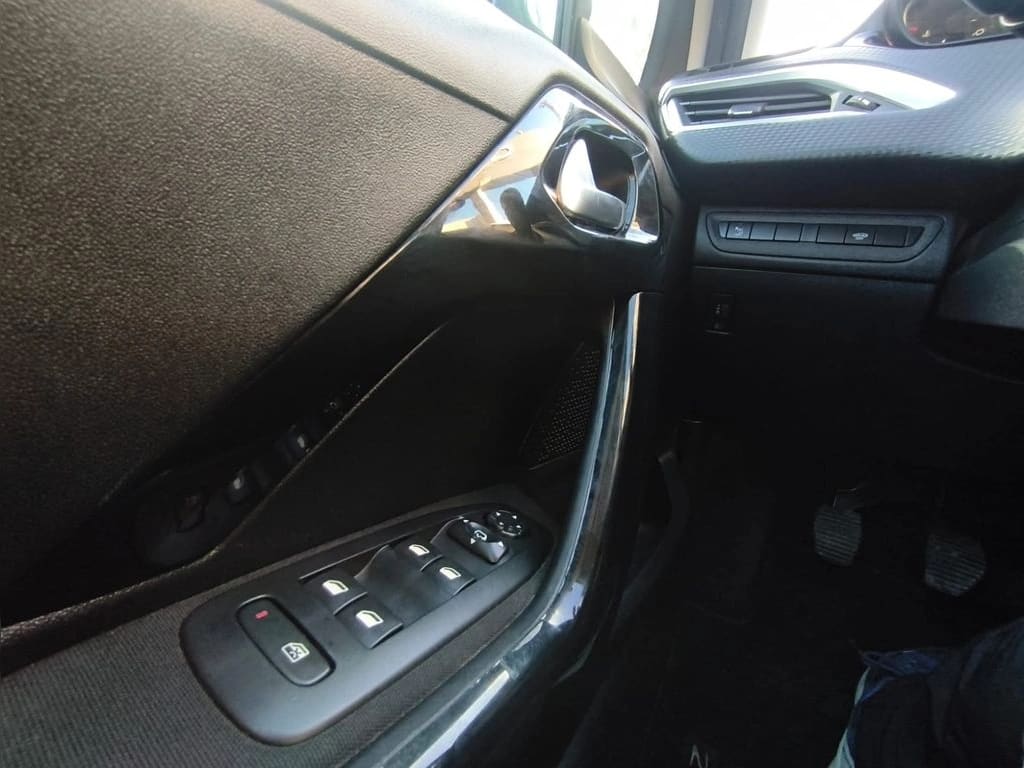 Peugeot 208 Signature 1.2 Mt Hb Pure Tech año 2020