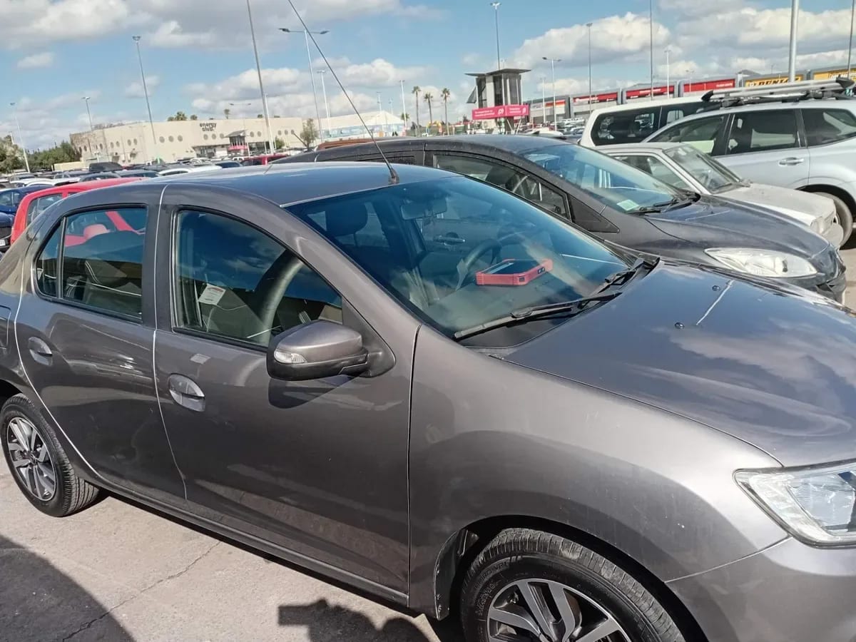 Renault Symbol 1.6 Intens Tech 4x2 Mt 4p año 2021
