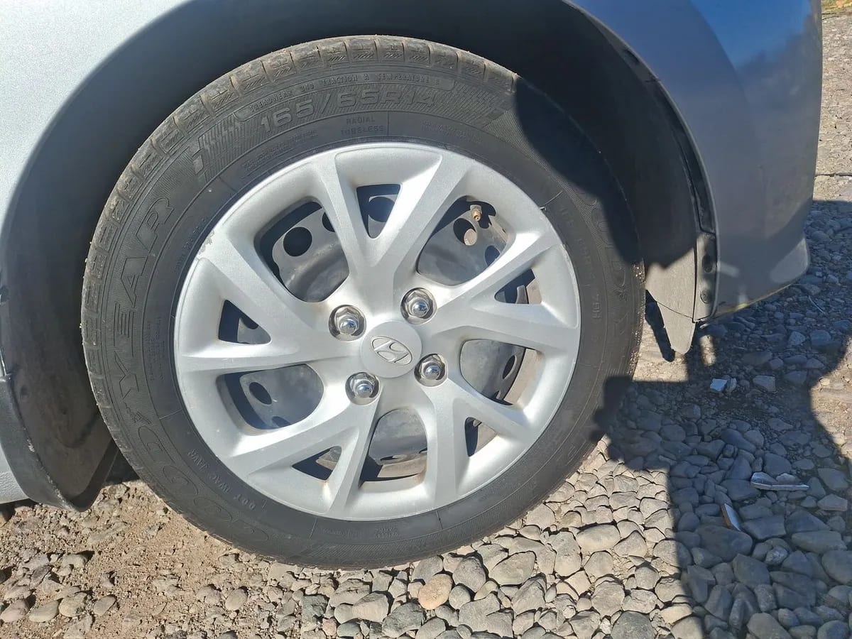 Hyundai Grand I10 1.2 Gls 4x2 Hb Ac 2ab Abs Mt 5p año 2020