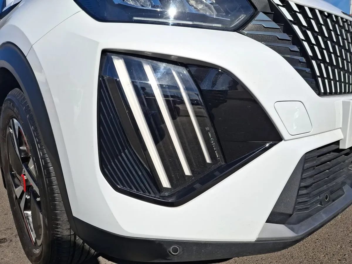 Peugeot 2008 1.2 Allure Pack Puretech 130hp 4x2 Mt 5p año 2025