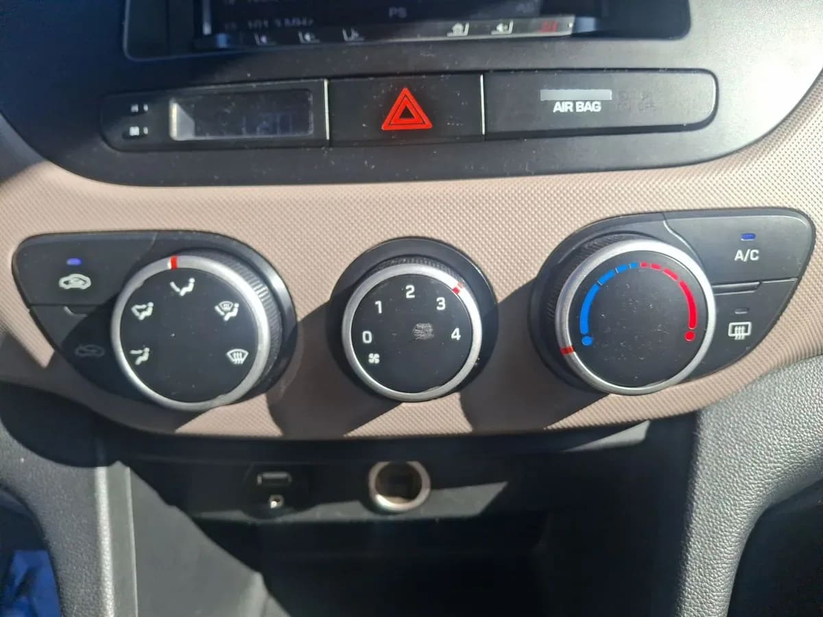 Hyundai Grand I10 1.2 Gls 4x2 Hb Ac 2ab Abs Mt 5p año 2020