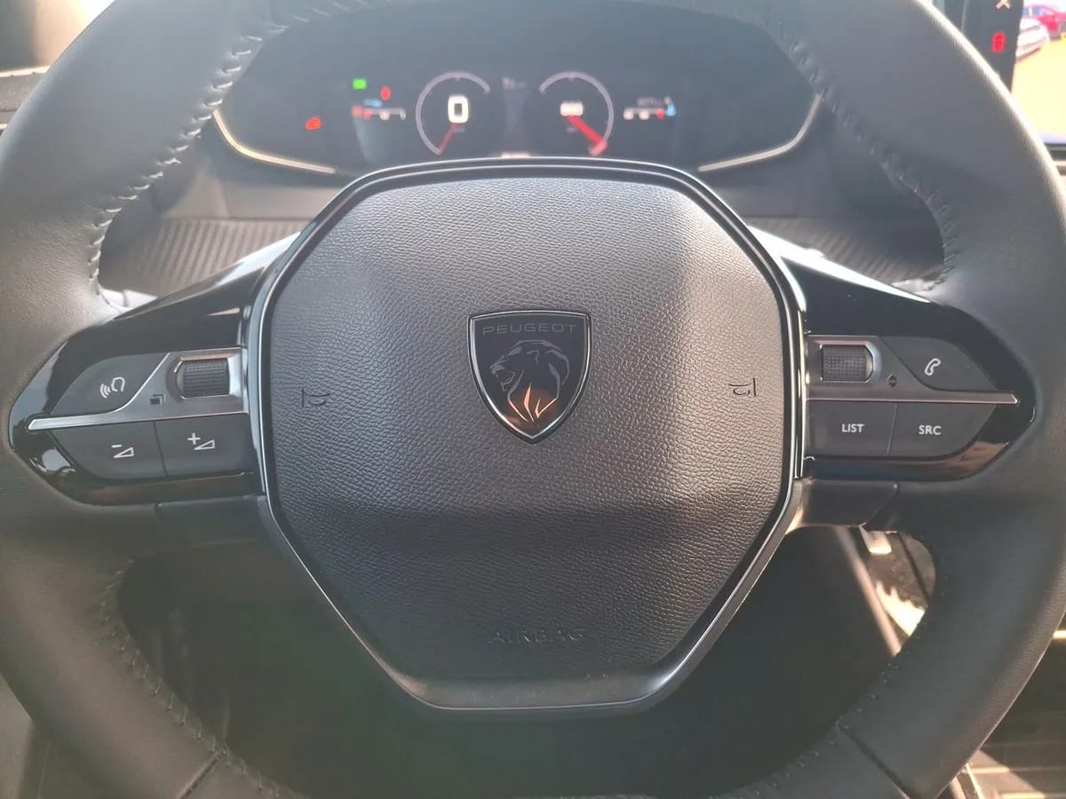 Peugeot 2008 1.2 Allure Pack Puretech 130hp 4x2 Mt 5p año 2025