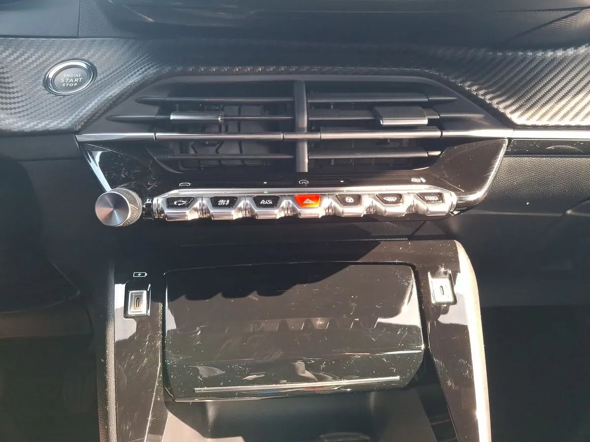 Peugeot 2008 1.2 Allure Pack Puretech 130hp 4x2 Mt 5p año 2025