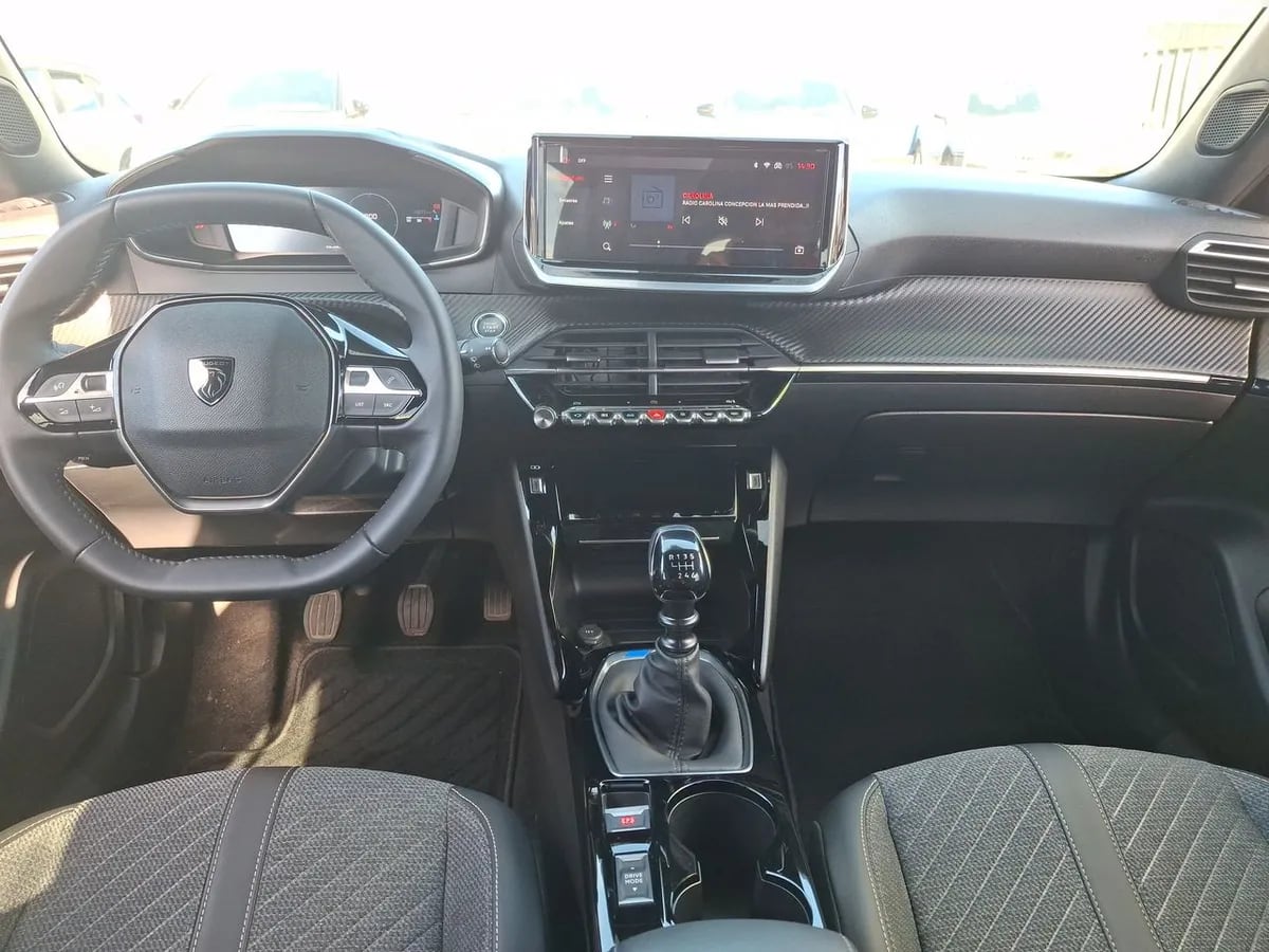 Peugeot 2008 1.2 Allure Pack Puretech 130hp 4x2 Mt 5p año 2025