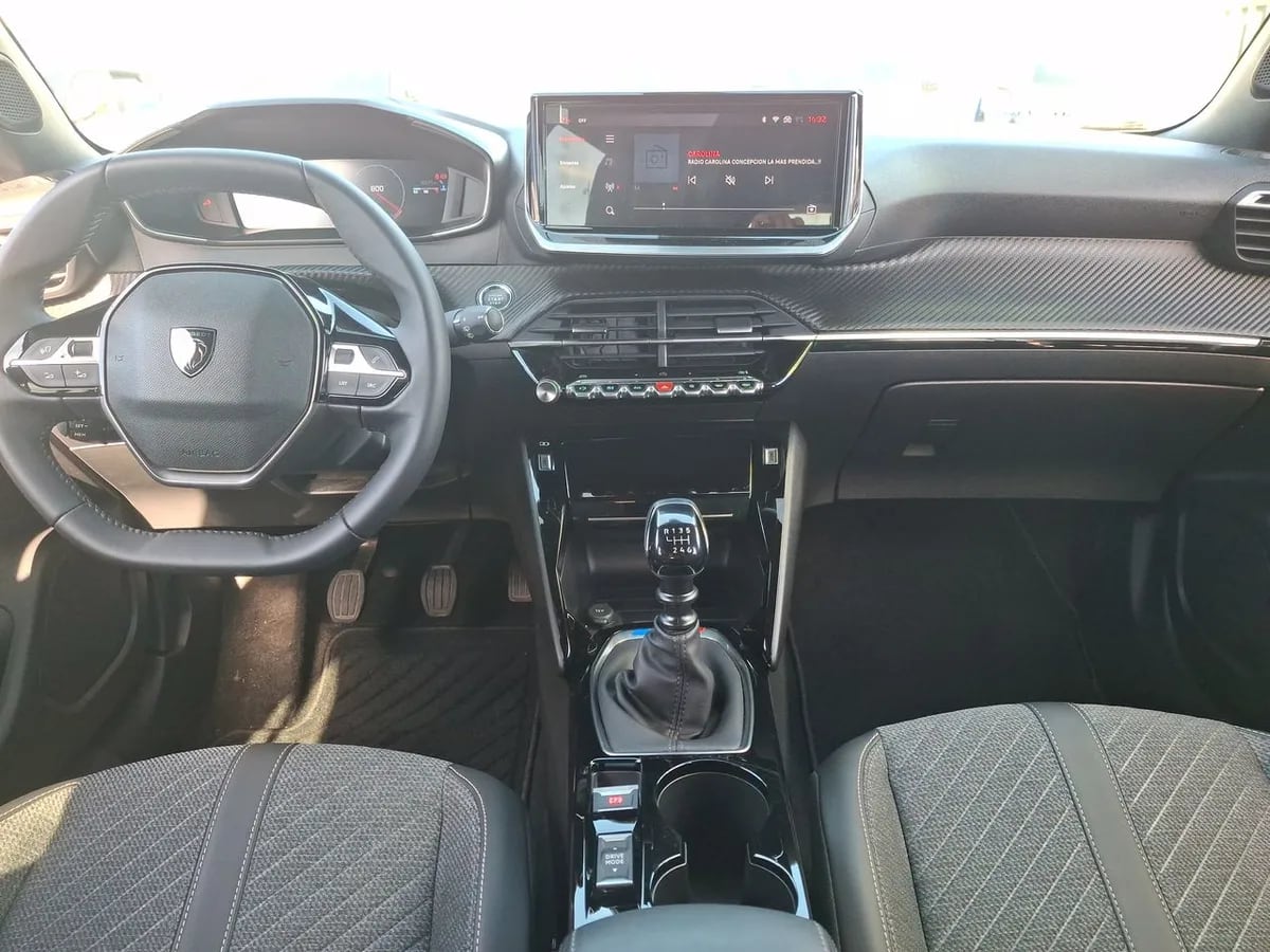 Peugeot 2008 1.2 Allure Pack Puretech 130hp 4x2 Mt 5p año 2025