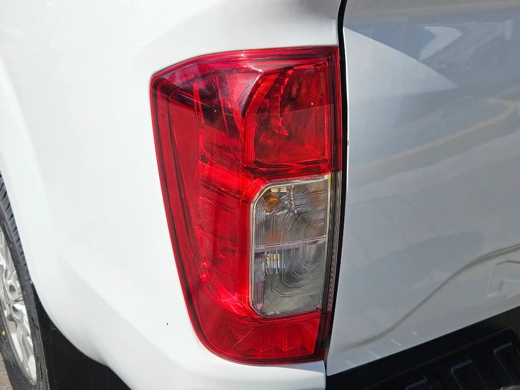 Nissan Navara D Cab 2.3 4x2 Mt Xe año 2023