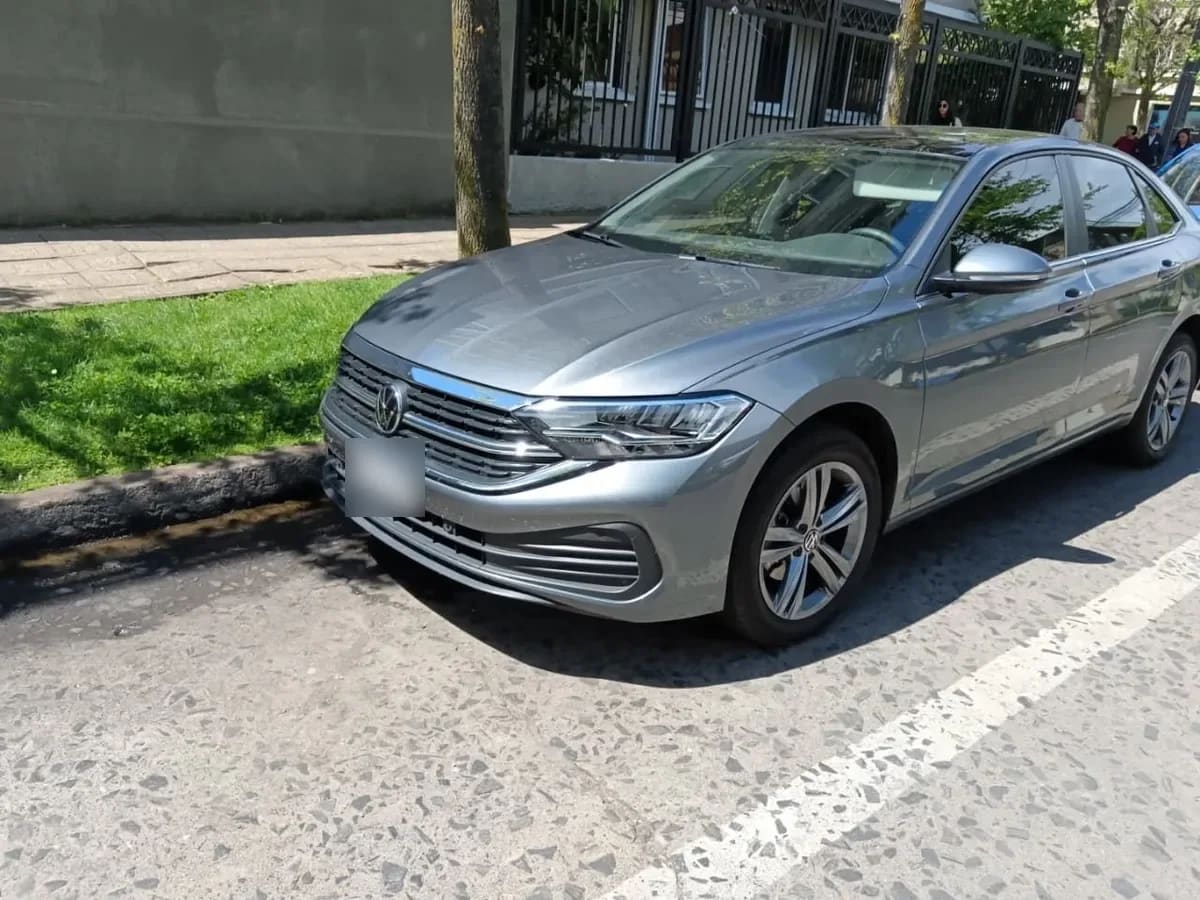 VOLKSWAGEN JETTA 1.4 Comfortline Sky At año 2025