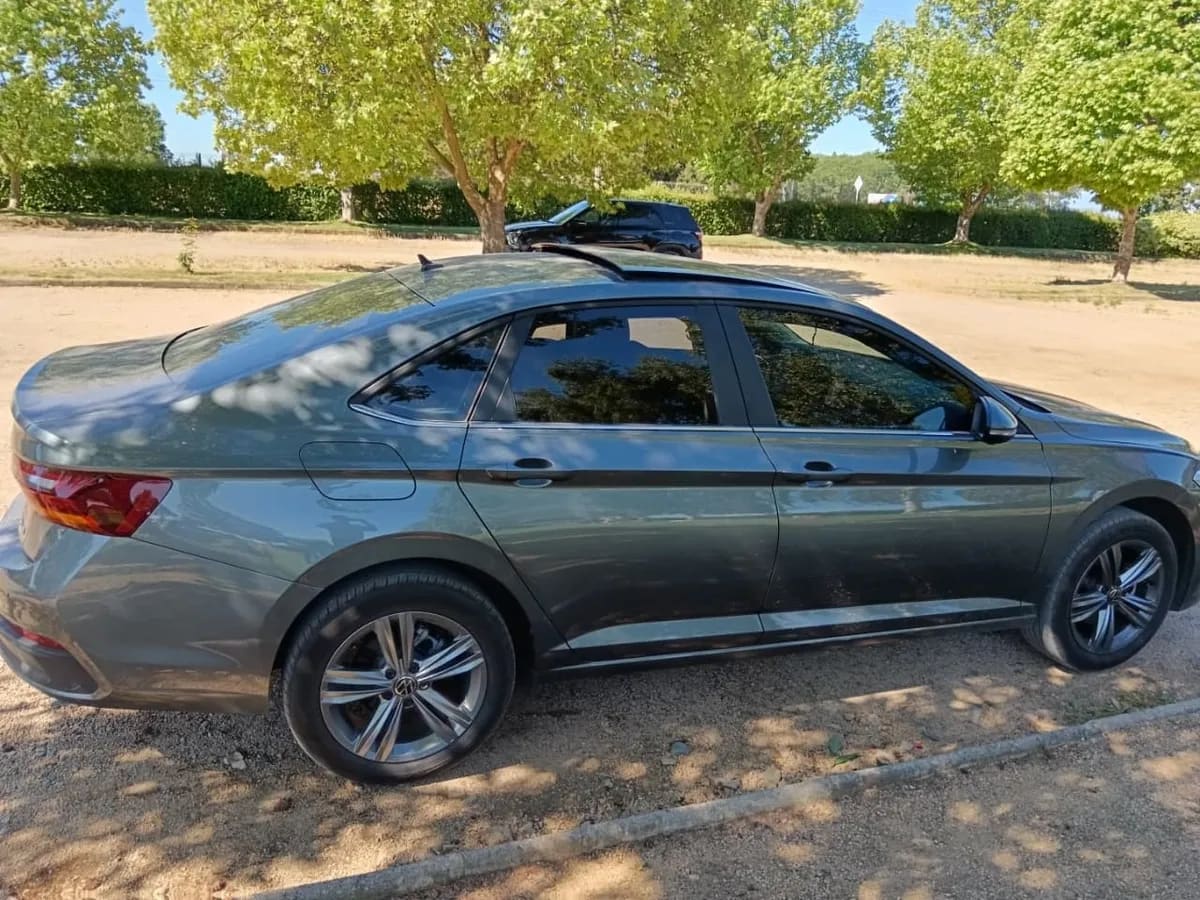 VOLKSWAGEN JETTA 1.4 Comfortline Sky At año 2025