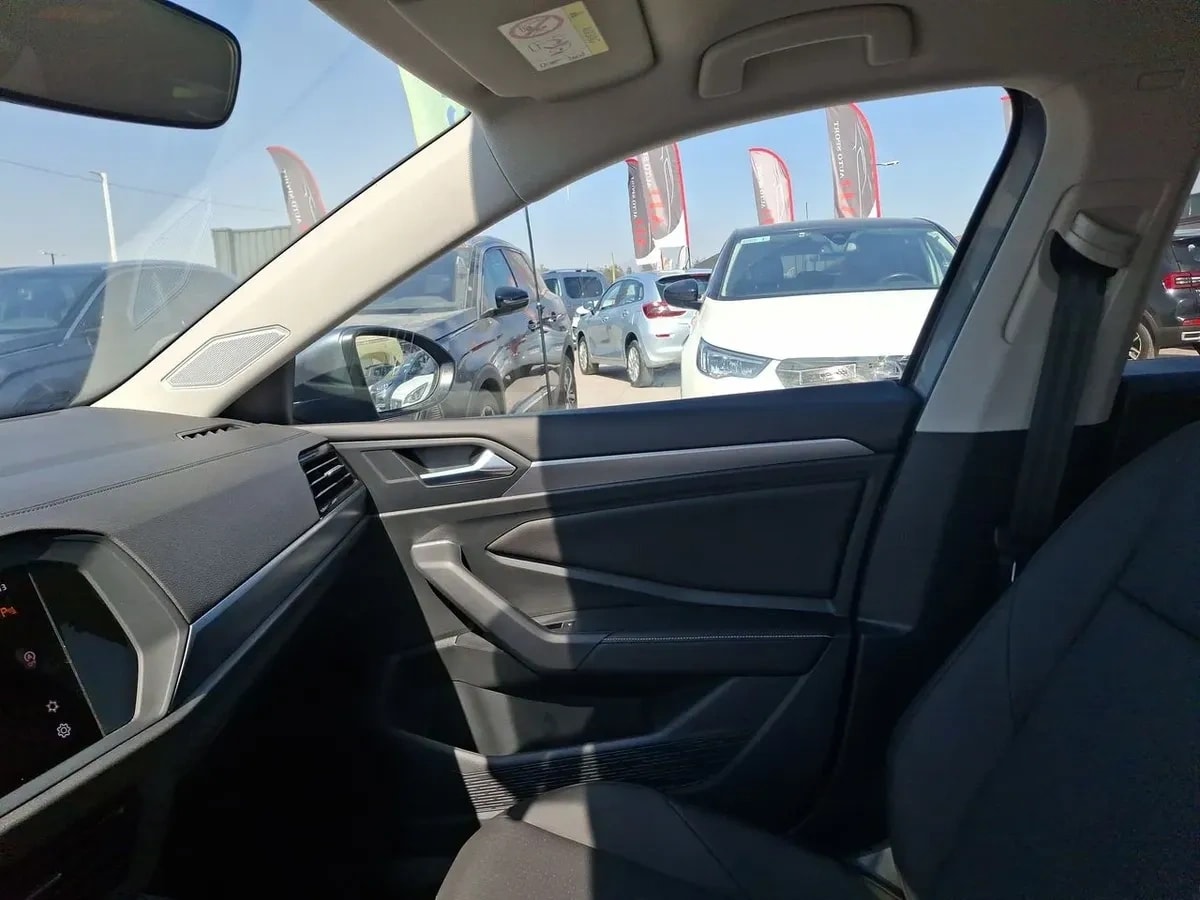 VOLKSWAGEN JETTA 1.4 Comfortline Sky At año 2025