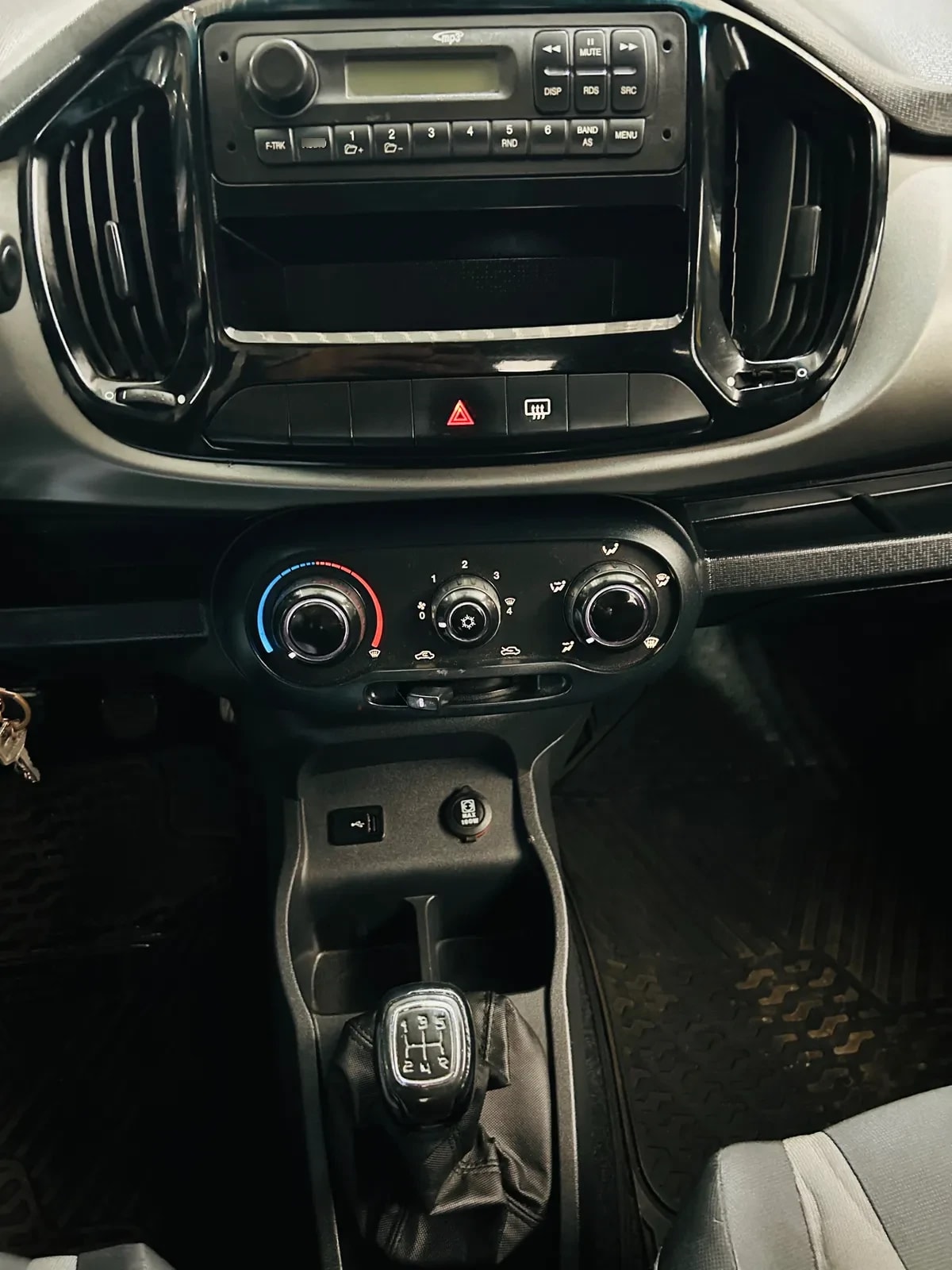 FIAT UNO 1.4 Sporting Mt año 2017