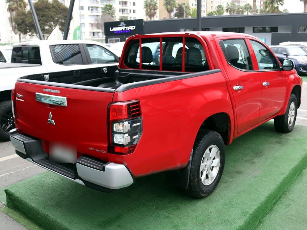 Mitsubishi L200 2.4 Katana Cr Mt 4x2 Diesel año 2022
