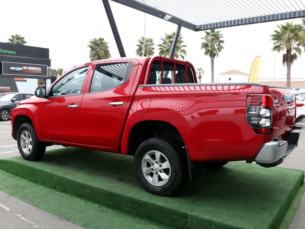 Mitsubishi L200 2.4 Katana Cr Mt 4x2 Diesel año 2022