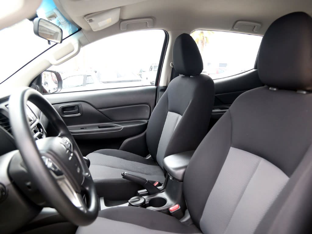 Mitsubishi L200 2.4 Katana Cr Mt 4x2 Diesel año 2022