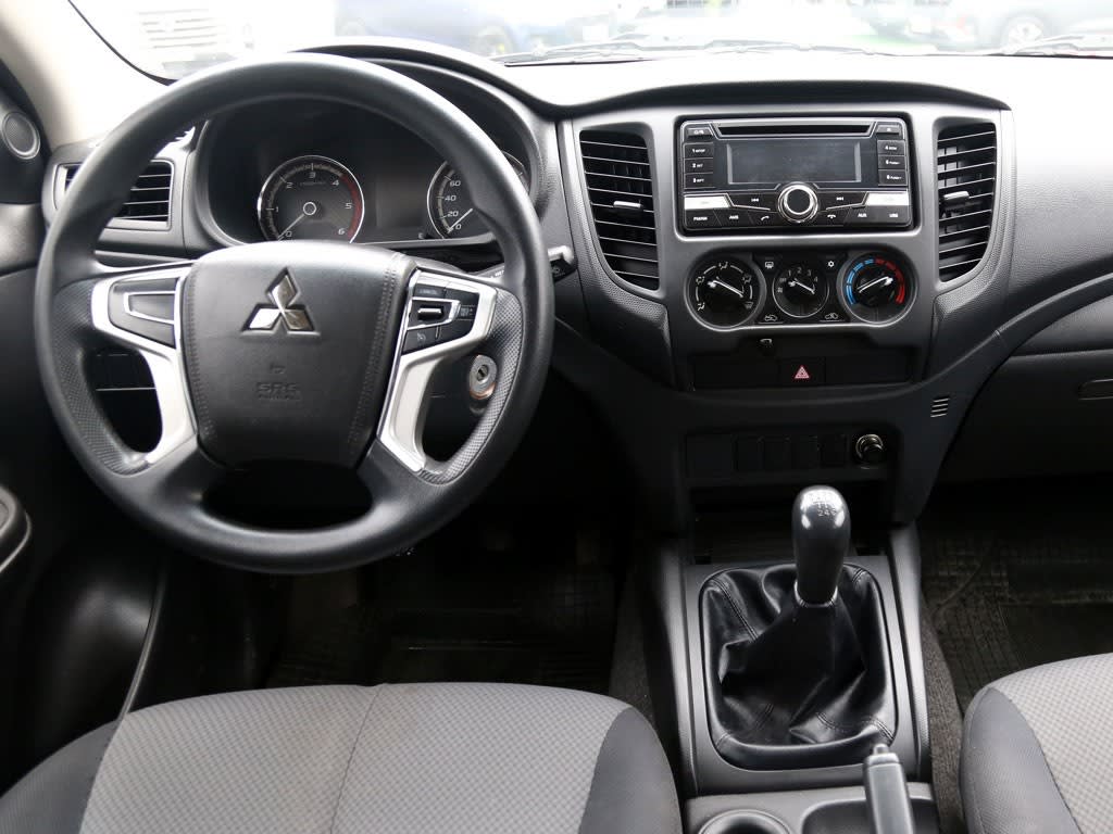 Mitsubishi L200 2.4 Katana Cr Mt 4x2 Diesel año 2022