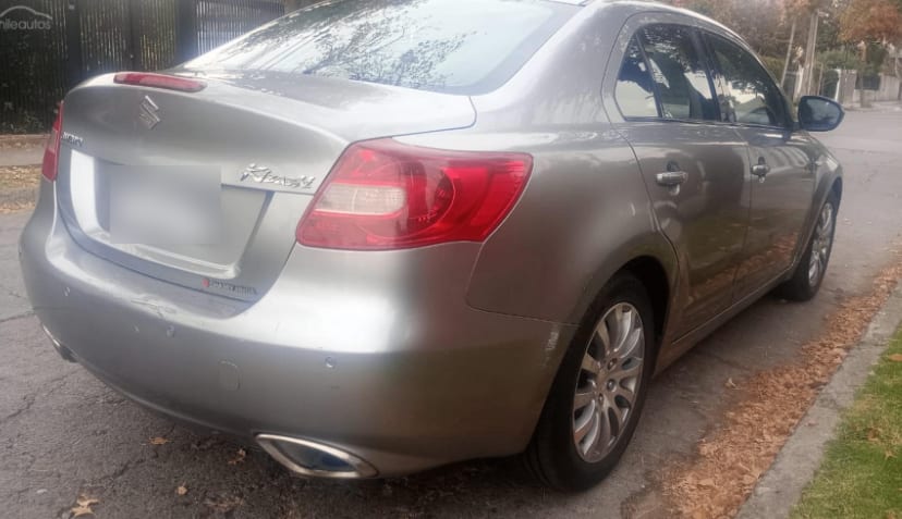 SUZUKI KIZASHI 2.4 Sedan Glx Mt año 2011