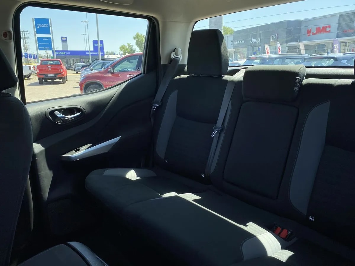 Nissan Navara 2.3d Xe Diesel 4x2 Dob.cab. Mt 4p año 2024
