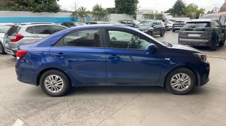 Kia Soluto 1.4 Lx 4x2 E6 Mt 4p año 2025