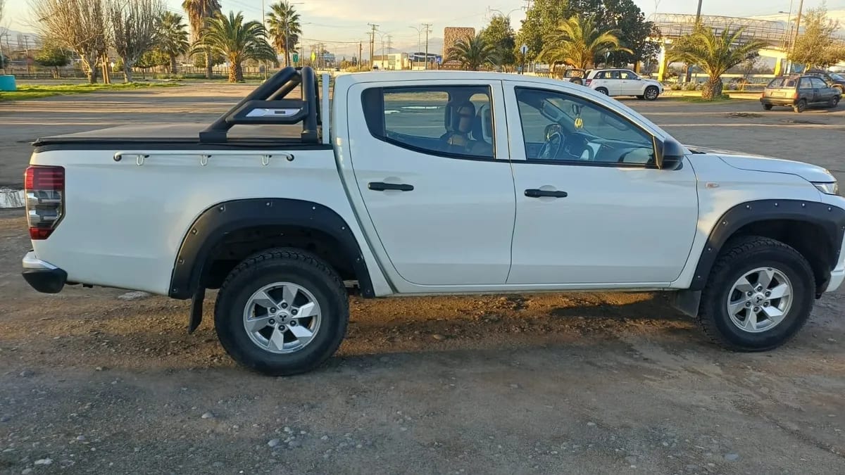 MITSUBISHI L200 2.4 Td Dakar Crs Hp At 4x4 Diesel año 2022