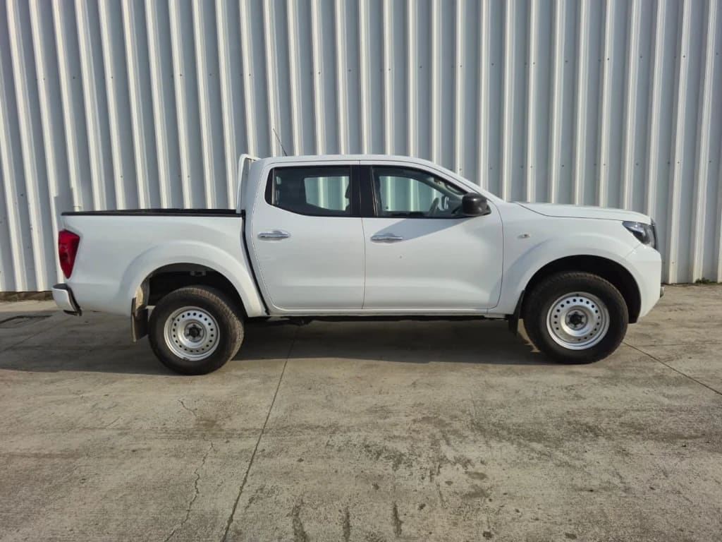 Nissan Navara D Cab Mt 4x4 2.3 Se año 2023