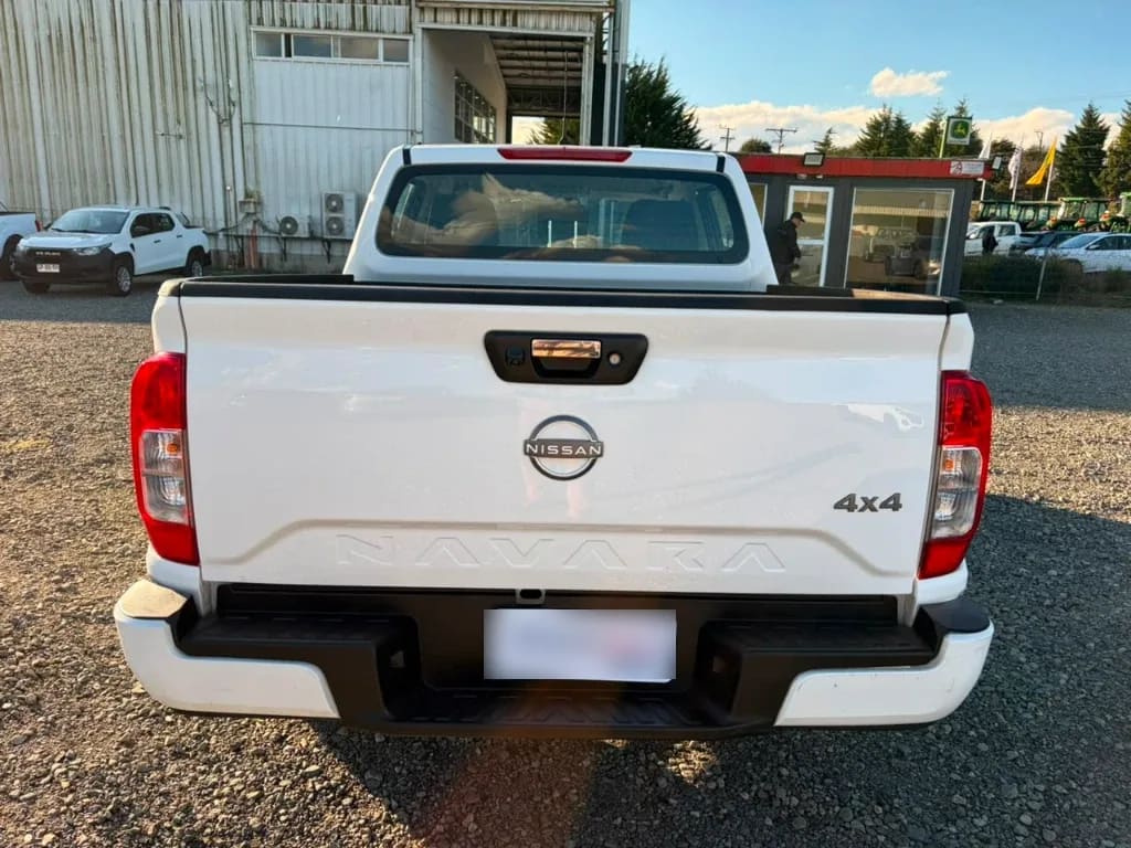 Nissan Navara D Cab 4x4 2.3 At año 2023