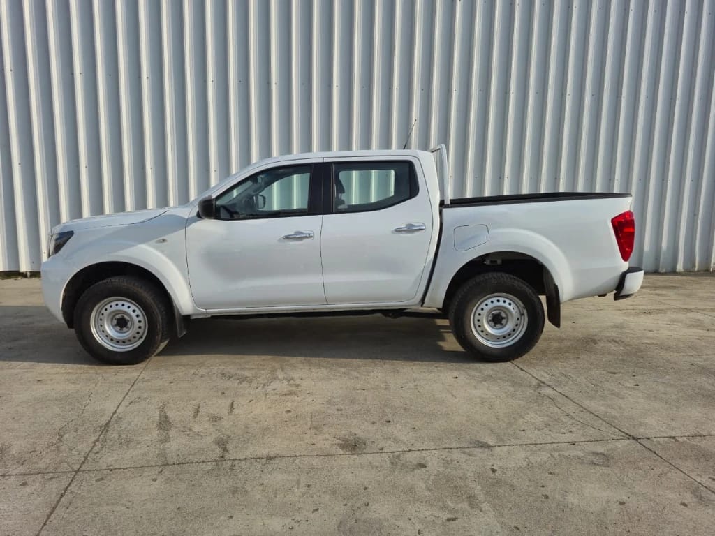 Nissan Navara D Cab Mt 4x4 2.3 Se año 2023