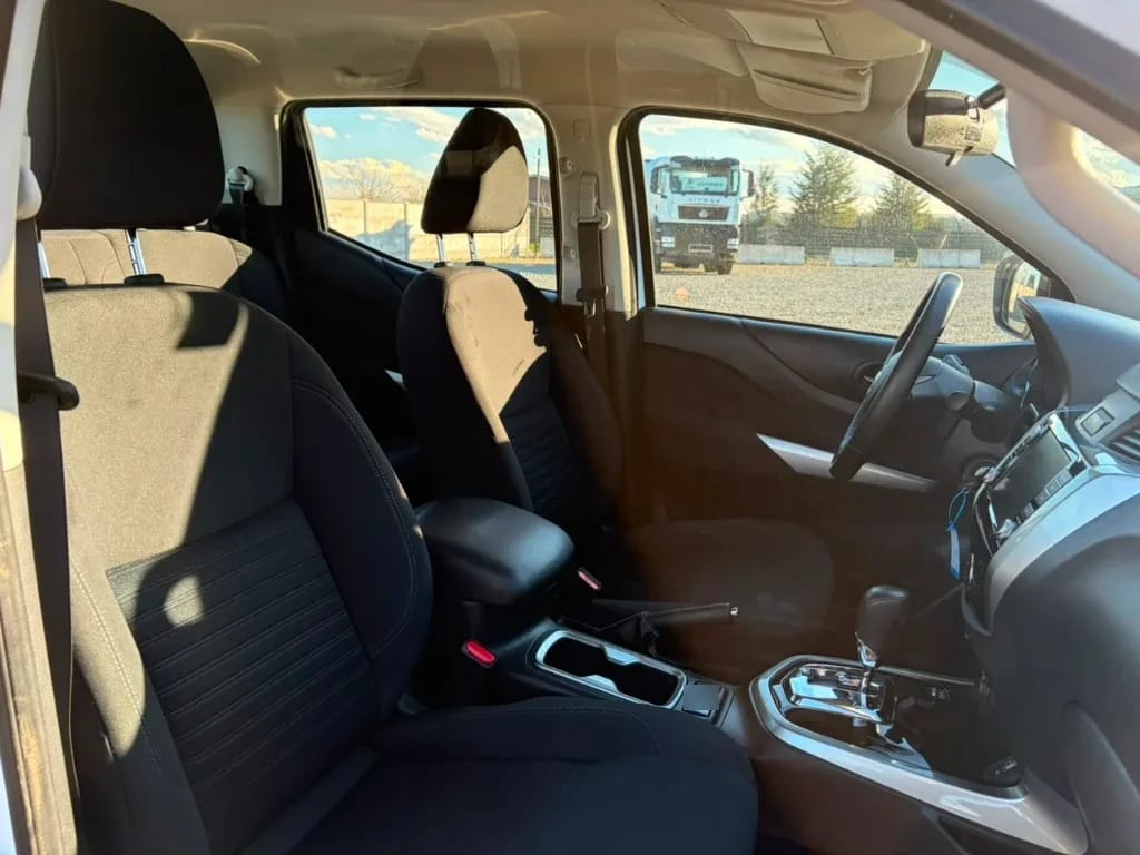 Nissan Navara D Cab 4x4 2.3 At año 2023