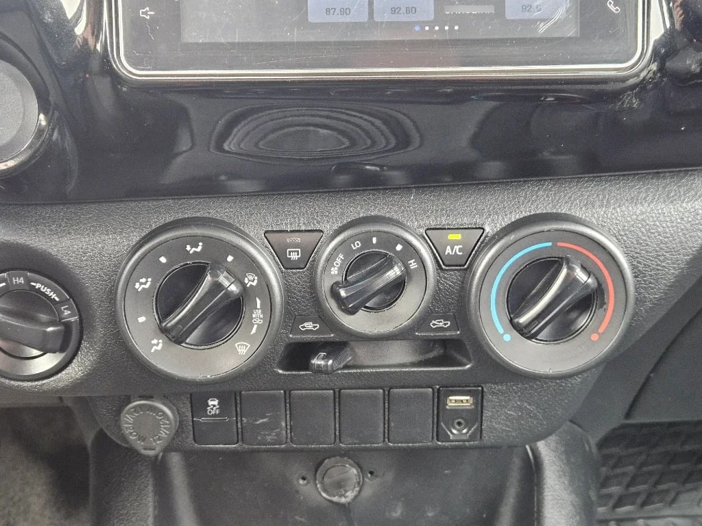 Toyota Hilux Dc 4x4 2.4 D Dx Mt año 2023
